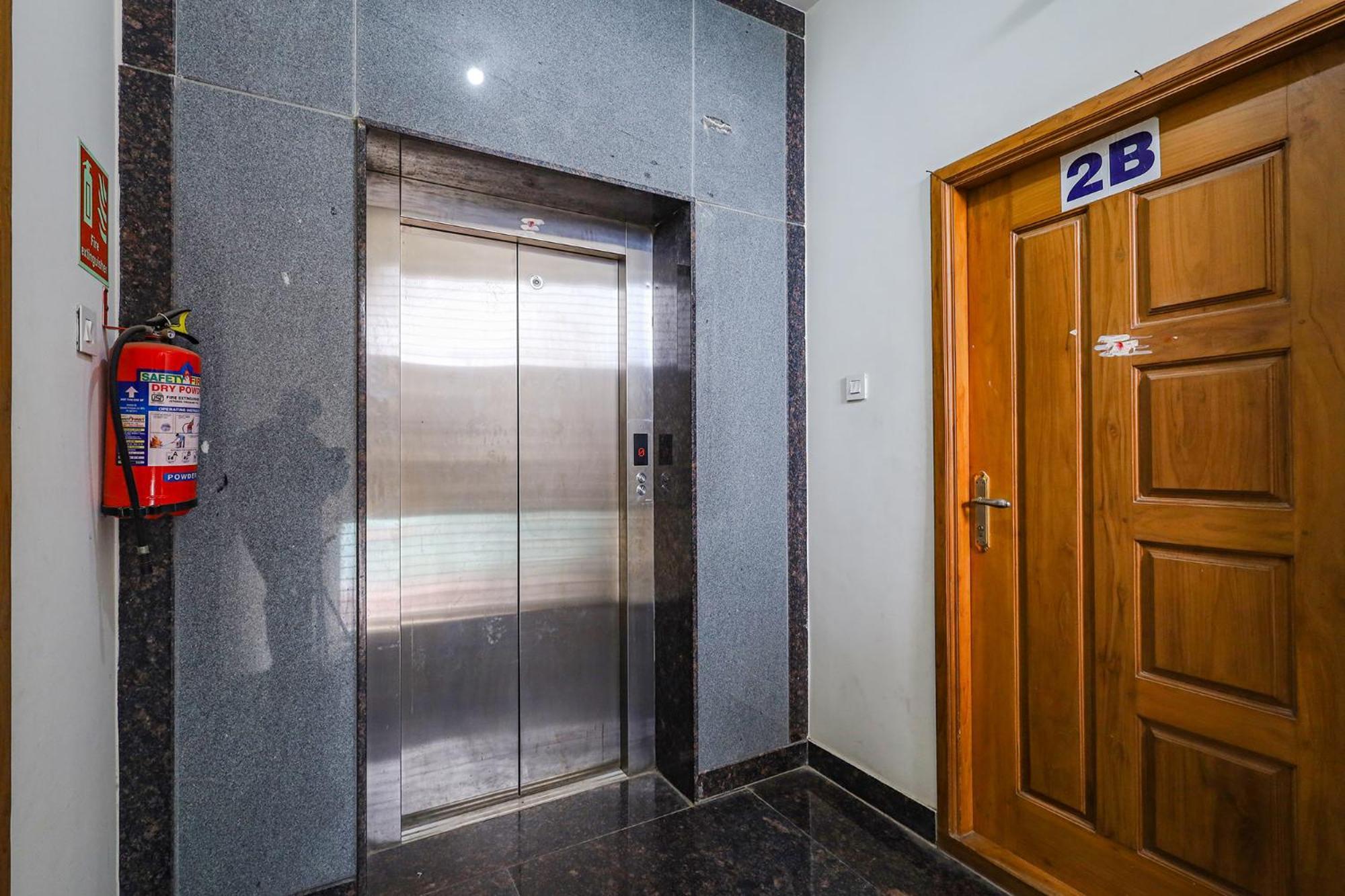 Hotel OYO 24784 Fen Breeze Siruseri Exterior foto